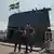 Подвоница на пристанището в Карлскрона, Швеция, и двама моряци