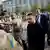 Acompanhado da mulher, Olena, o presidente ucraniano Volodimir Zelenski é escoltado por seguranças ao chegar em Vilnius, na Lituânia, para a cúpula da Otan.
