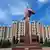 Una estatua de Lenin sobre un pilar frente a un edificio público en Tiraspol, capital de la región separatista de Transnistria.