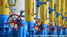 22.04.2015
A picture taken on on April 22, 2015 shows a part of a gas installation at a gas-pumping station on the gas pipeline in the small town Boyarka on April 22, 2015 in the Kiev region. The oil and gas market of Ukraine has about 500 companies and enterprises of different ownership. AFP PHOTO / GENYA SAVILOV (Photo credit should read GENYA SAVILOV/AFP via Getty Images)
