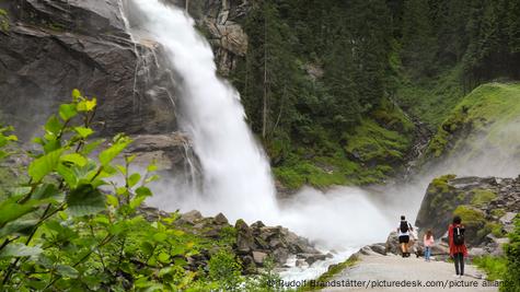 Ujëvara Kriml në Austri, turistët duke shëtitur poshtë ujëvarës në luginë