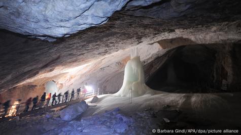 Salcburg, shpella e akullt Eisriesenwelt duke u vizituar nga turistët
