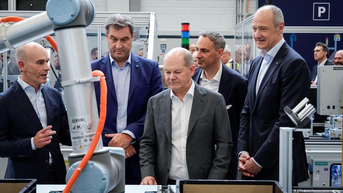 Bundeskanzler Scholz besucht Siemens AG in  Erlangen