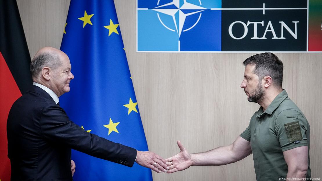 Kancelari gjerman Olaf Scholz (SPD) dhe Volodymyr Zelensky, President i Ukrainës, u takuan në periferi të samitit të NATO-s për bisedime dypalëshe duke i dhene doren njeri tjetrit. 