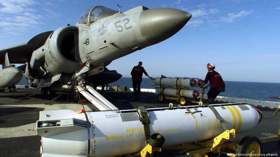 Američki vojnici tovare bombe na avion pred albanskom obalom 7. marta 1999.