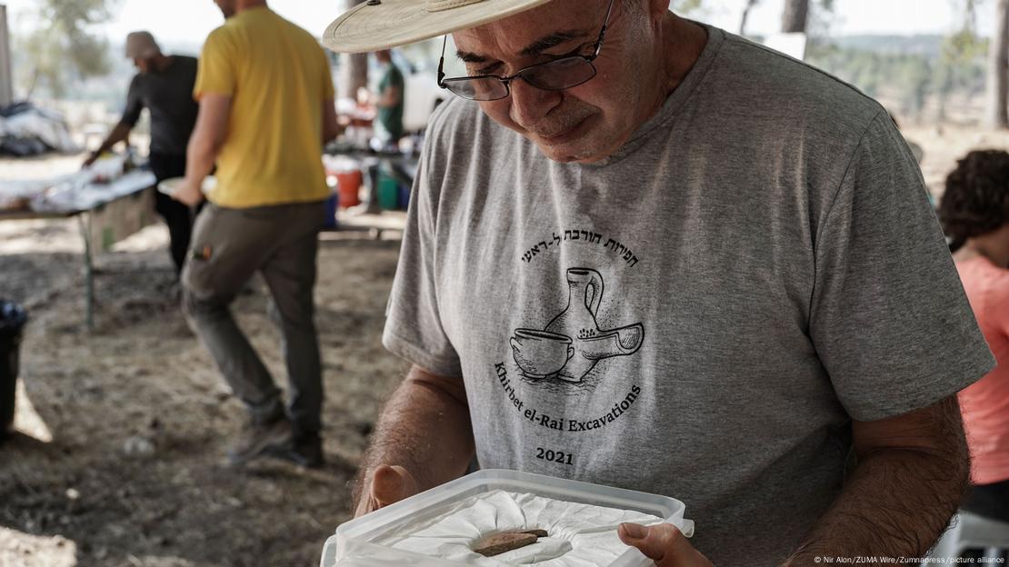 El arqueólogo Yosef Garfinkel de la Universidad Hebrea inspecciona un artefacto, en el sitio de Khirbet a Rai en las estribaciones de Judea, previamente identificado como la ciudad bíblica filistea de Ziklag de los días del rey David, el lugar en el que David encontró refugio mientras huía del rey Saúl y desde aquí se dirigió a Hebrón para ser ungido como Rey. (12.07.2021) El arqueólogo Yosef Garfinkel de la Universidad Hebrea inspecciona un artefacto, en el sitio de Khirbet a Rai en las estribaciones de Judea, previamente identificado como la ciudad bíblica filistea de Ziklag de los días del rey David, el lugar en el que David encontró refugio mientras huía del rey Saúl y desde aquí se dirigió a Hebrón para ser ungido como Rey. (12.07.2021)