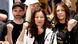 Die Schauspielerin Fran Drescher steht mit Kollegen mit erhobenen Fäusten vor einem Mikrofon. Die Schauspielerin Fran Drescher steht mit Kollegen mit erhobenen Fäusten vor einem Mikrofon.