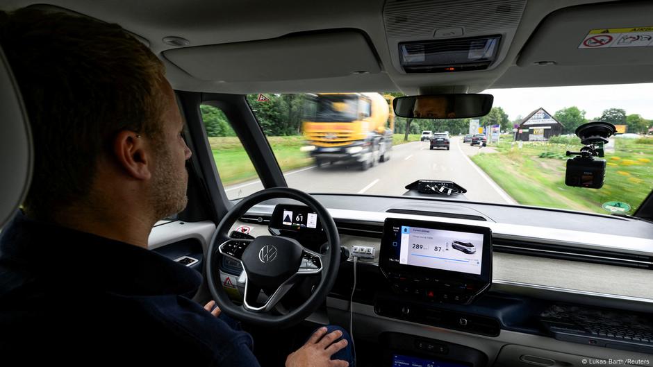 Sa odobrenjem nivoa 4, vozačevo sedište moći će da ostane prazno: test vožnje sa prototipovima rade se u Minhenu od 2021. godine, a kasnije su počele i u Hamburgu, Ostinu i Oslu. Prema podacima Folksvagena, 100 test-automobila prešlo je ukupno više od 600.000 kilometara