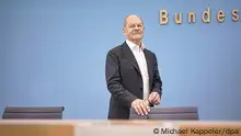 14.07.2023, Berlin: Bundeskanzler Olaf Scholz (SPD) kommt zur Sommer-Pressekonferenz im Haus der Bundespressekonferenz. Kurz vor seinem Urlaub stellt sich der Kanzler für etwa 90 Minuten den Fragen der Hauptstadtjournalisten. Foto: Michael Kappeler/dpa +++ dpa-Bildfunk +++