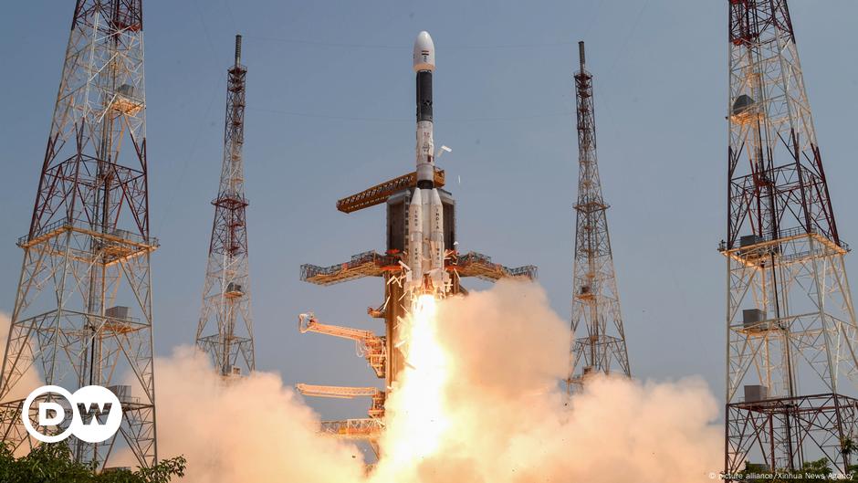 India launches Chandrayaan-3 rocket to moon – DW – 07/14/2023