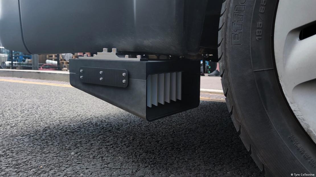 Dispositivo de extração do coletivo de pneus de partida fixado na parte inferior de um veículo.