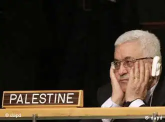 Palestinian President Mahmoud Abbas holds his hands to his face as U.S. President Barack Obama speaks during the 66th session of the General Assembly at United Nations headquarters Wednesday, Sept. 21, 2011. (Foto:Seth Wenig/AP/dapd)