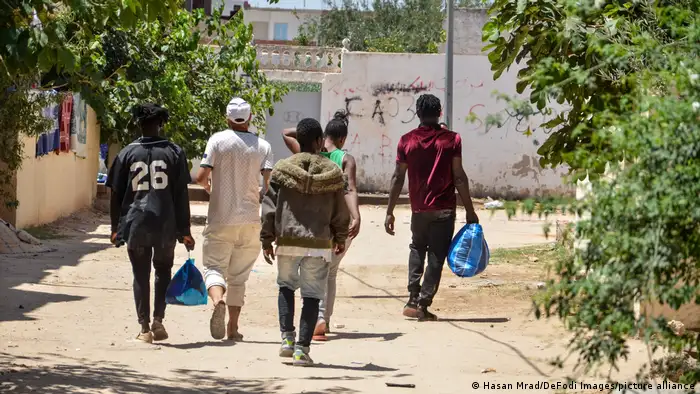 تقول منظمات حقوقية وإغاثية أن السلطات التونسية نقلت مئات المهاجرين الأفارقة من صفاقس مناطق نائية عقب شجار مع السكان المحللين (5/7/2023)