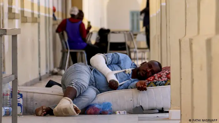 مهاجر أفريقي مصاب في مركز إيواء في مدينة بنقردان التونسية- 12 يوليو/ تموز 2023