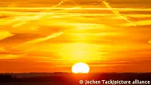 Sonnenaufgang, Winter, Himmel mit Morgenröte, Kondensstreifen von verschiedenen Flugzeuge am Himmel, Köln, NRW, Deutschland,