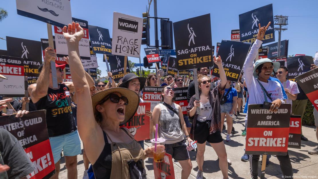 Trabajadores del cine corean consignas y sostienen pancartas a favor de la huelga en Los Ángeles en una imagen del 14 de julio de 2023.