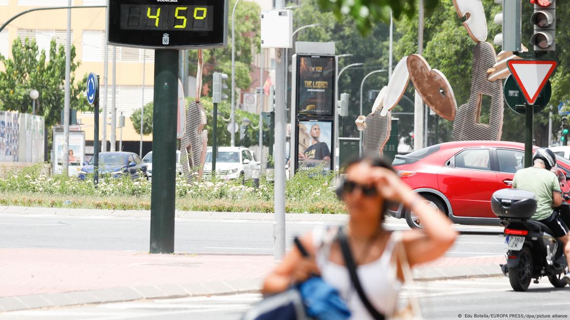 İspanya'nın Murcia kentinde sıcaklığı 45 derece gösteren dijital bir termometre ve trafikte araçlarla yayalar - (12.07.2023)