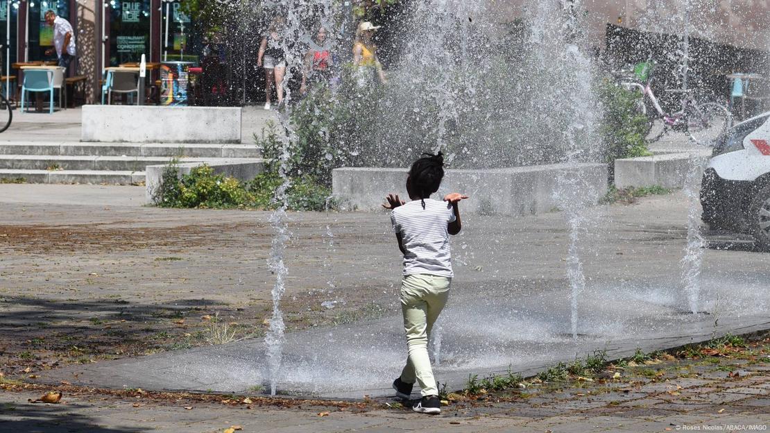 Το Κοριτσάκι παίζει με συντριβάνι στο Στρασβούργο Το Κοριτσάκι παίζει με συντριβάνι στο Στρασβούργο