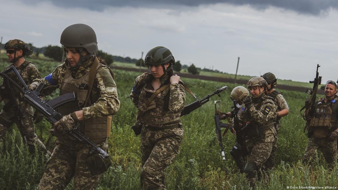 Mujeres militares del ejército ucraniano se entrenan en diferentes escenarios de combate en Zaporiyia, Ucrania