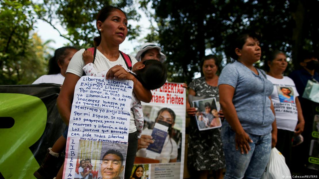 Foto de archivo de personas que demandan la libertad de sus familiares en El Salvador.