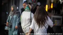 10.7.2023, Teheran
Eine Frau läuft in Teheran mit offenen Haaren am Abend eine Straße entlang. Irans Behörden haben die Rückkehr der berüchtigten Sittenwächter zur Vollstreckung der Kopftuchpflicht angekündigt.(zu dpa Iran verkündet Rückkehr der berüchtigten Moralpolizei) +++ dpa-Bildfunk +++
