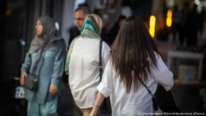阿米尼之死引发的抗议活动之后，伊朗许多妇女无视头巾规定，以示无声抗议