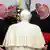 Papst Benedikt XVI. (Mitte) spricht mit Kardinal Friedrich Wetter (l.) und dem Erzbischof von Muenchen und Freising, Kardinal Reinhard Marx (Foto: dapd)