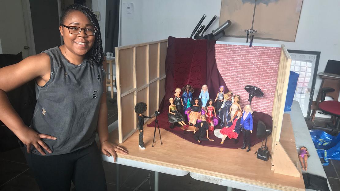 Lagueria Davis posa ao lado do cenário para seu documentário sobre a história da Barbie negra