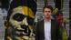 Max Lucks frente a un graffiti en Bogotá que refleja el tema de la violencia policial. Max Lucks frente a un graffiti en Bogotá que refleja el tema de la violencia policial.