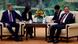 Kerry und Qiang sitzen nebeneinander auf zwei Sesseln und führen Klimagespräche Kerry und Qiang sitzen nebeneinander auf zwei Sesseln und führen Klimagespräche
