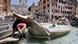Touristen trinken aus dem Wasserstrahl des Barkassenbrunnens vor der Spanischen Treppe in Rom Touristen trinken aus dem Wasserstrahl des Barkassenbrunnens vor der Spanischen Treppe in Rom