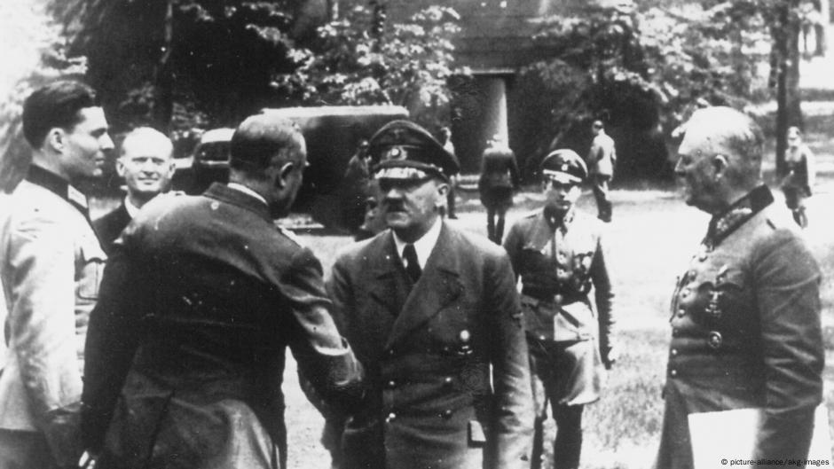 Fon Štaufenberg (prvi sleva) sa Hitlerom