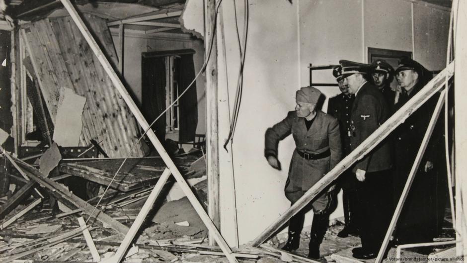 Benito Musolini sa Hitlerom razgleda uništen štab u 
