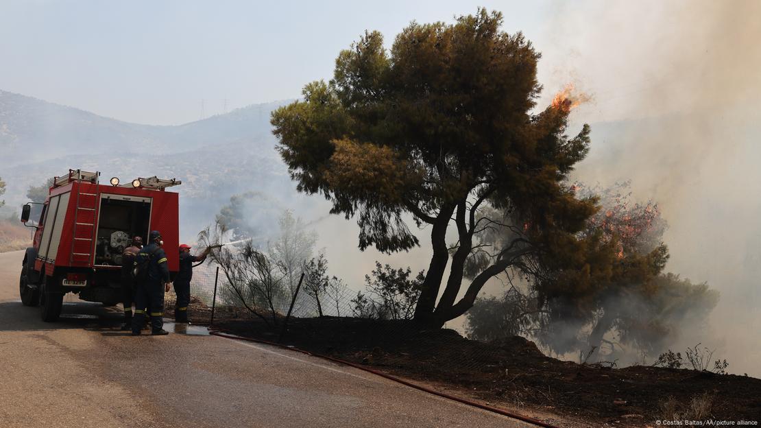 Ein Löschzug der griechischen Feuerwehr kämpft gegen Feuer und Wind in der Nähe von Athen