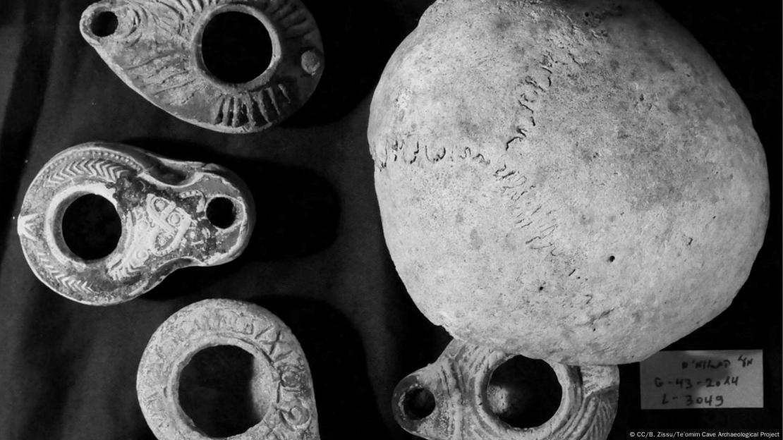 En las grietas de la cueva de Te'omim, cerca de Jerusalén, se han encontrado más de 120 lámparas de aceite y tres cráneos humanos. En las grietas de la cueva de Te'omim, cerca de Jerusalén, se han encontrado más de 120 lámparas de aceite y tres cráneos humanos.