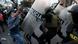 Manifestantes antigubernamentales se enfrentan con la policía en el centro de Lima. Manifestantes antigubernamentales se enfrentan con la policía en el centro de Lima.