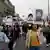Protesta en Lima: manifestantes marchan con pancartas con el rostro de personas muertas por la Policía peruana durante protestas.