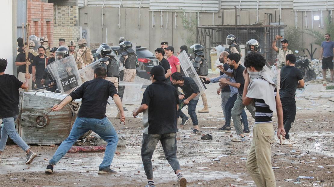 Manifestantes se enfrentan a la policía en Bagdad, Irak, mientras se reúnen cerca de la embajada sueca, después de que el recinto fuera asaltado e incendiado antes de una quema prevista del Corán en Estocolmo (20.07.2023)