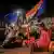 手持印度国旗和联合国旗帜的妇女参加示威游行，抗议印度东北部曼尼普尔邦的暴力事件。