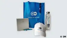 Nutzendenumfrage unter DW-Newsletter-Abonnenten
Text: DW Set Verlosung Newsletter-Umfrage
Alt-Text: A notepad with a pen, a cap, a water bottle and a bag, each with DW logo