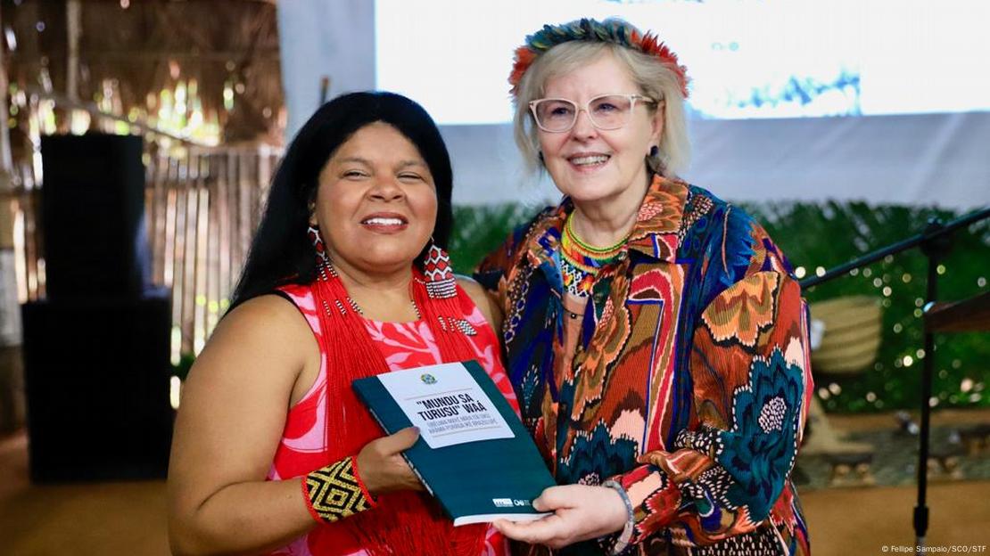 A ministra dos Povos Indígenas, Sônia Guajajara, e a presidente do STF, Rosa Weber, seguram primeira Constituição federal traduzida para um idioma indígena