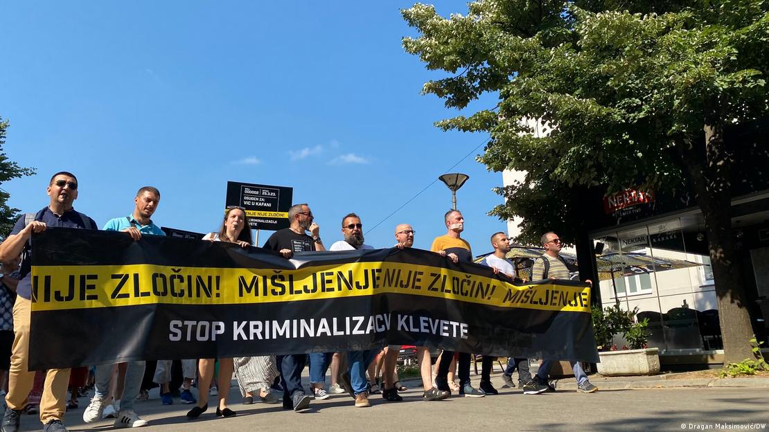 Grupa muškaraca drži transparent pred Skupštinom RS: Demonstranti drže transparent na kojem piše: Mišljenje nije zločin - Stop kriminalizaciji klevete Grupa muškaraca drži transparent pred Skupštinom RS: Demonstranti drže transparent na kojem piše: Mišljenje nije zločin - Stop kriminalizaciji klevete