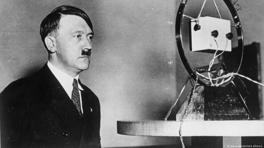 Ο Χίτλερ μιλάει στο ραδιόφωνο τον Φεβρουάριο του 1933 
