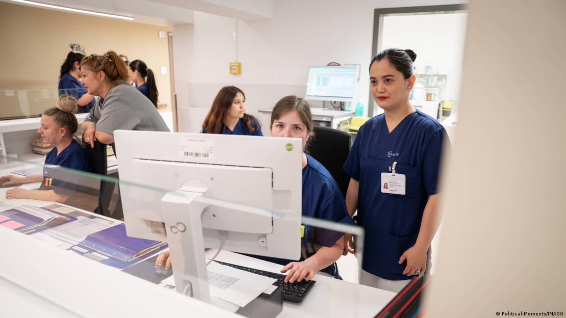 برلن کے مشہور شاریٹے ہسپتال میں نرسنگ سٹاف کی رکن چند خواتین اپنی وارڈ کے استقبالیے پر