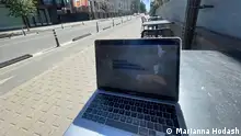 Laptop auf einem Tisch im Café