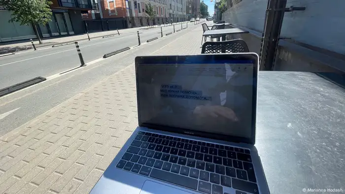 Laptop auf einem Tisch im Café