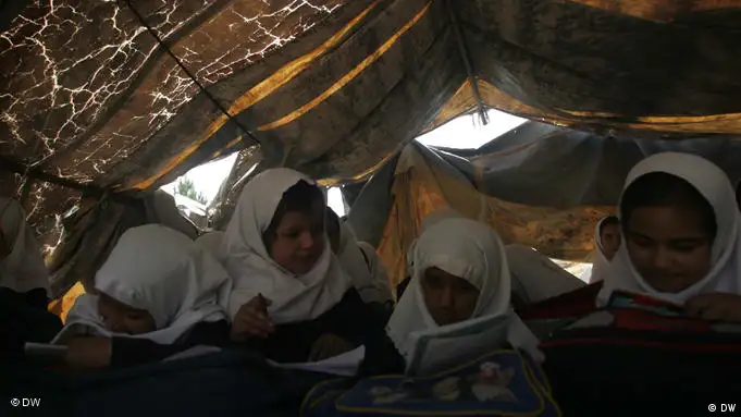 Grundschule in Afghanistan: Mädchen lernen in einem Zelt (Foto:DW)