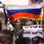 俄罗斯在非洲的影响力越来越广泛，图为举着俄罗斯国旗的马里年轻人