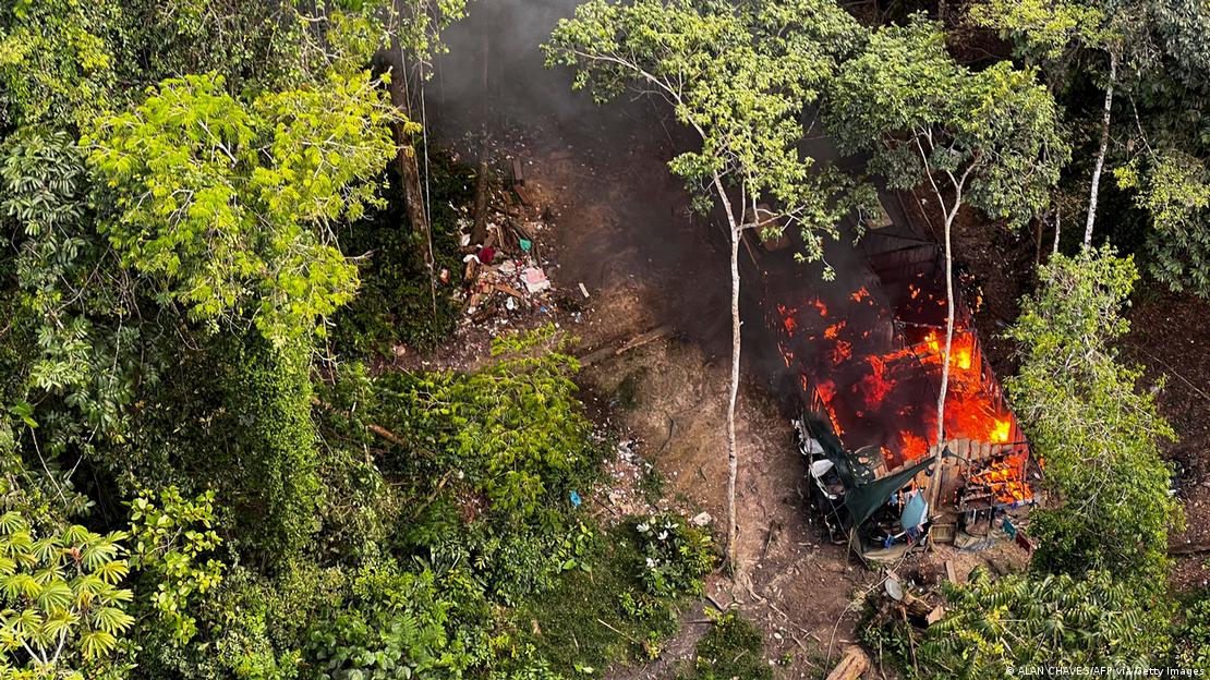 Acampamento de garimpo ilegal arde em chamas após ação de fiscalização do Ibama em território Yanomami.