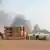 Columna de humo detrás de edificios en la capital de Sudán.